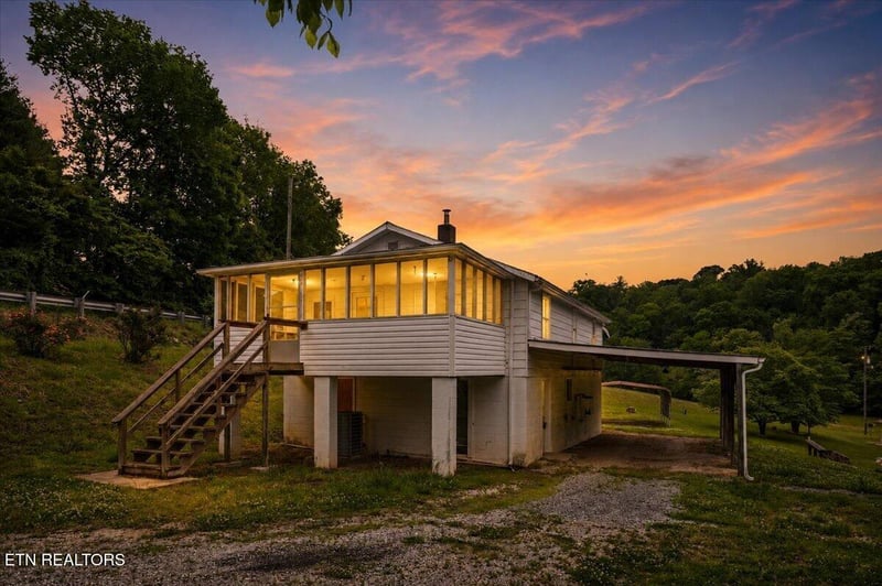 743 Lovely Bluff Rd, Rocky Top, TN 37769