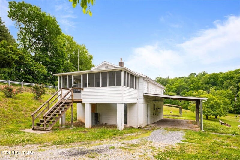 743 Lovely Bluff Rd, Rocky Top, TN 37769