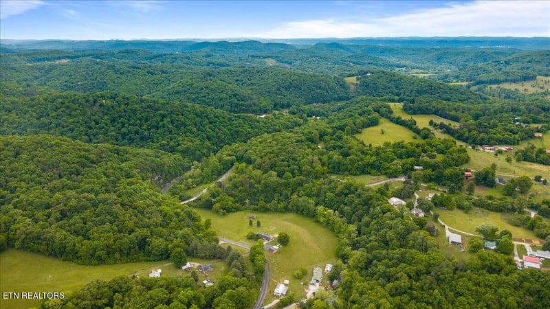 743 Lovely Bluff Rd, Rocky Top, TN 37769