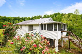 743 Lovely Bluff Rd, Rocky Top, TN 37769