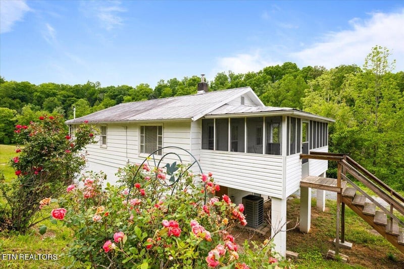 743 Lovely Bluff Rd, Rocky Top, TN 37769