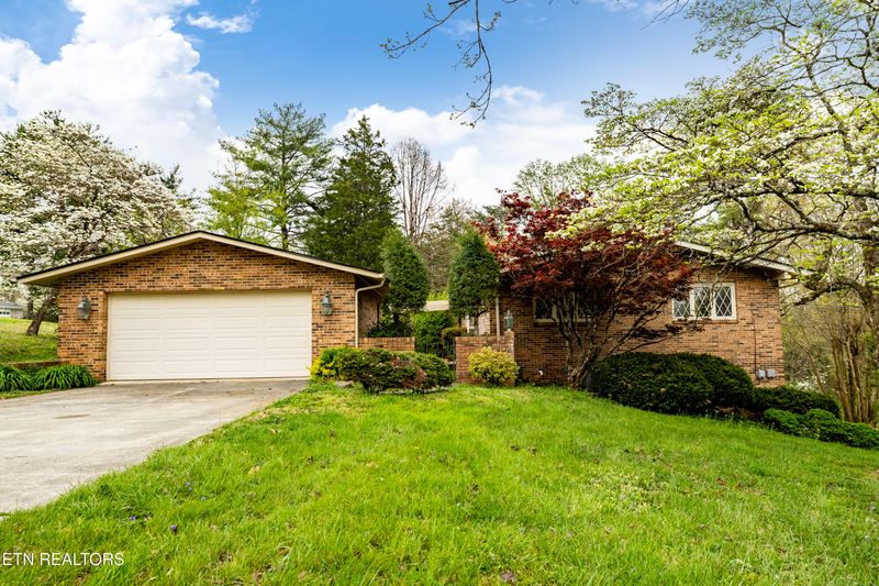 7432 Glastonbury Rd, Knoxville, TN 37931