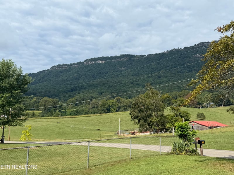 744 Cross Valley Rd, Lafollette, TN 37766