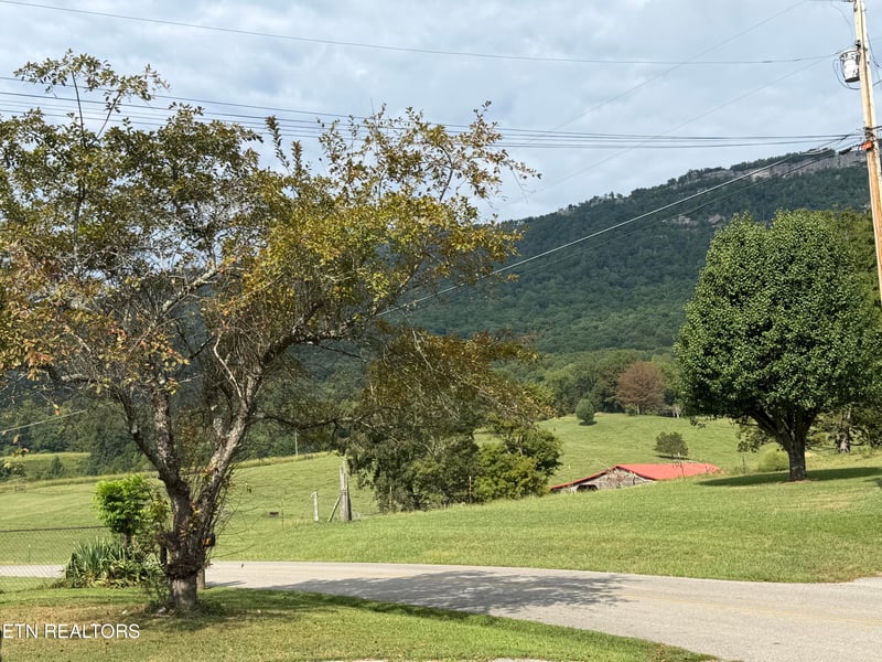 744 Cross Valley Rd, Lafollette, TN 37766