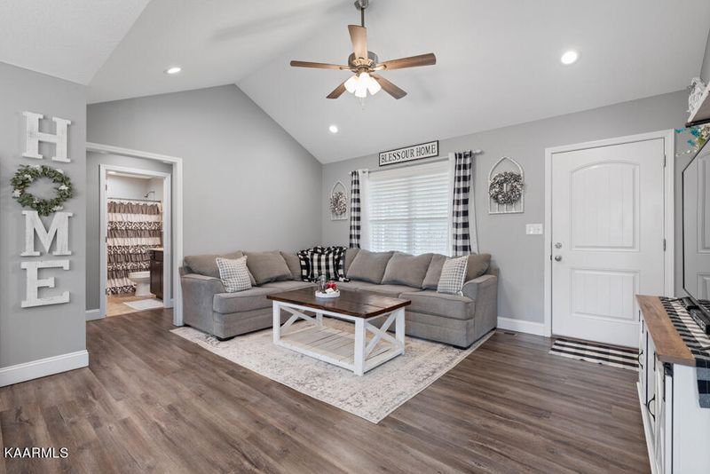 744 Stowers Dr, Corryton, TN 37721