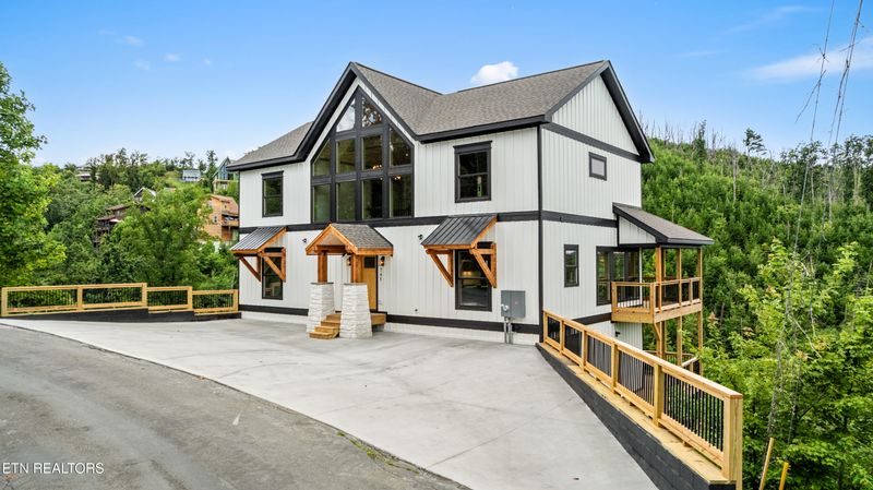 745 Pinecrest Dr, Gatlinburg, TN 37738