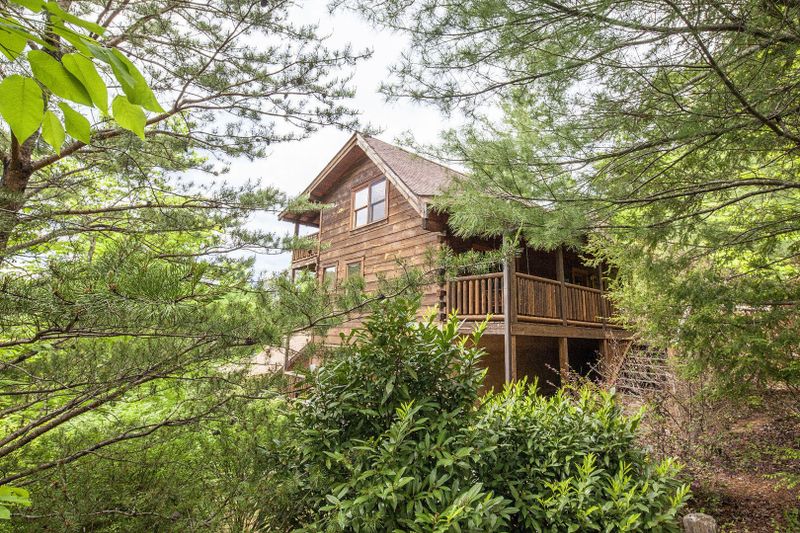 747 Black Hawk Way, Pigeon Forge, TN 37863