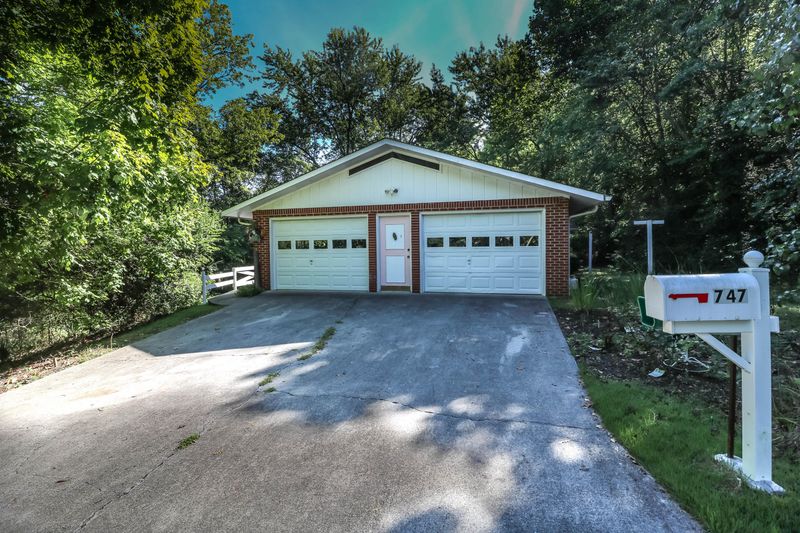 747 W Main St, Sevierville, TN 37862