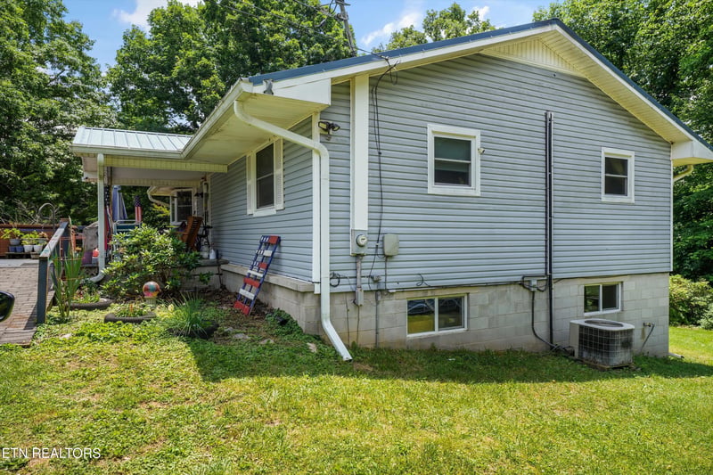 748 Christenson Rd, Deer Lodge, TN 37726