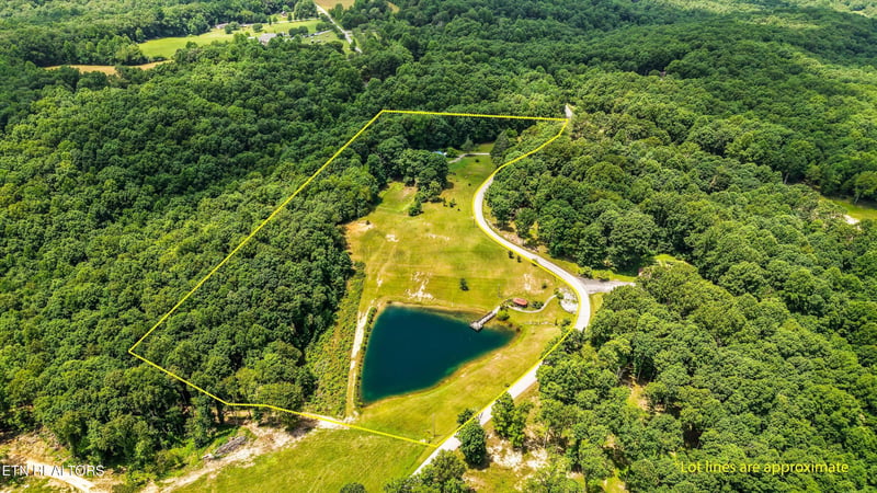748 Christenson Rd, Deer Lodge, TN 37726