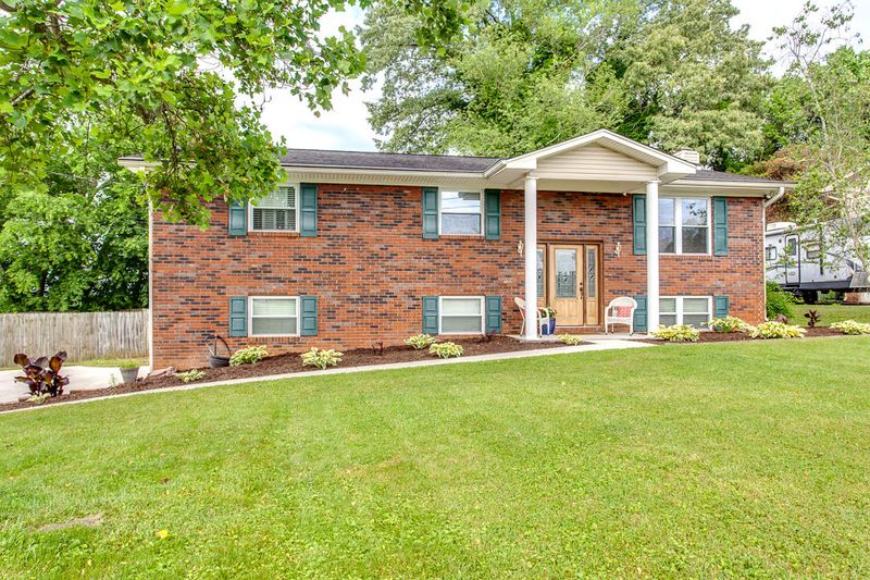 7504 S Whispering Oak Cir, Powell, TN 37849