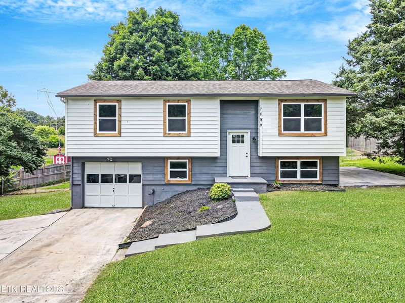 7509 Foxtrail Dr, Knoxville, TN 37918