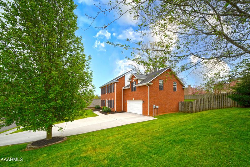 7518 Willow Spring Dr, Knoxville, TN 37938