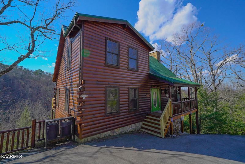 752 Ski View Ln, Sevierville, TN 37876