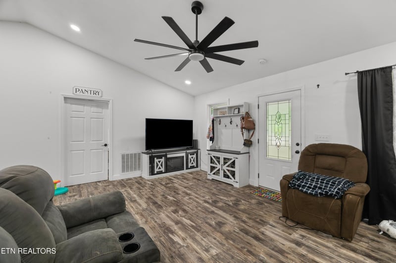 753 Dalton Ridge Rd, Thorn Hill, TN 37881