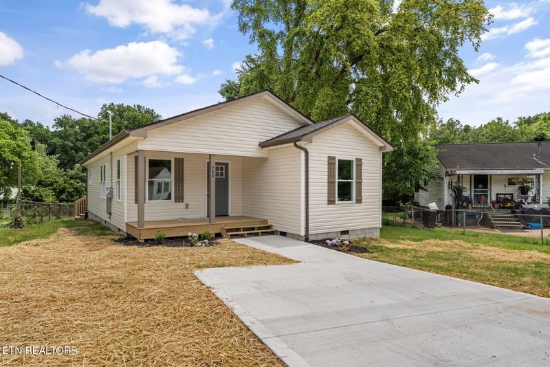 759 W Outer Dr, Oak Ridge, TN 37830