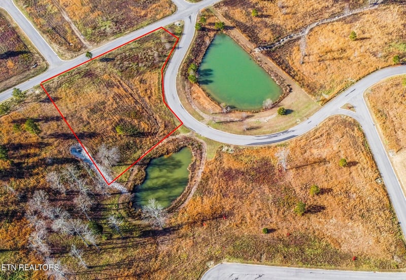 76 Twin Lakes Dr, Loudon, TN 37774