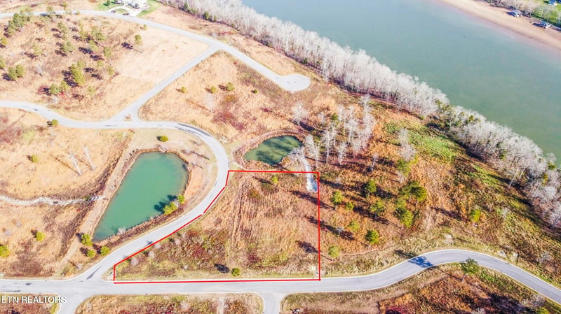 76 Twin Lakes Dr, Loudon, TN 37774