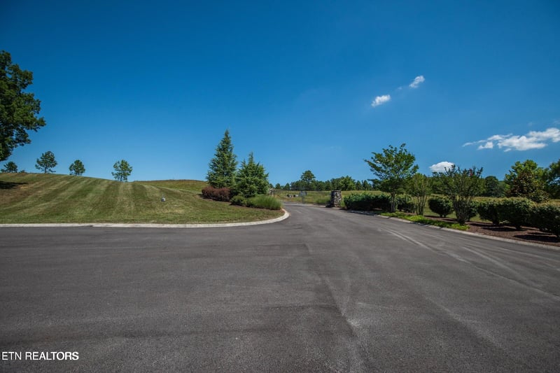 76 Twin Lakes Dr, Loudon, TN 37774