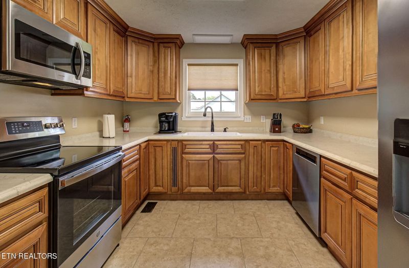7600 Tree Bark Rd, Corryton, TN 37721