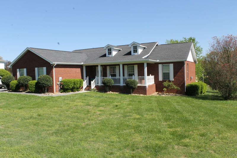 765 Gates Ln, Kodak, TN 37764