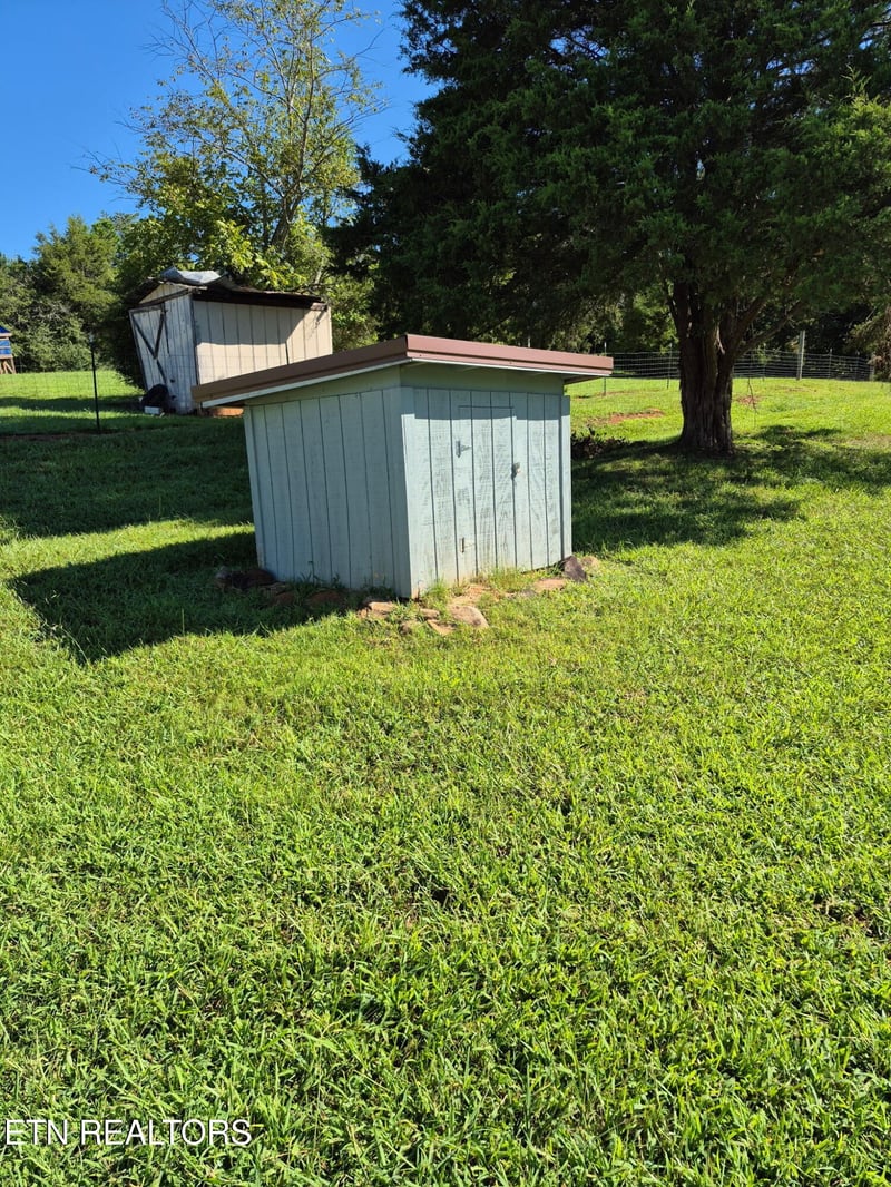 765 Old State Rd, Tellico Plains, TN 37385