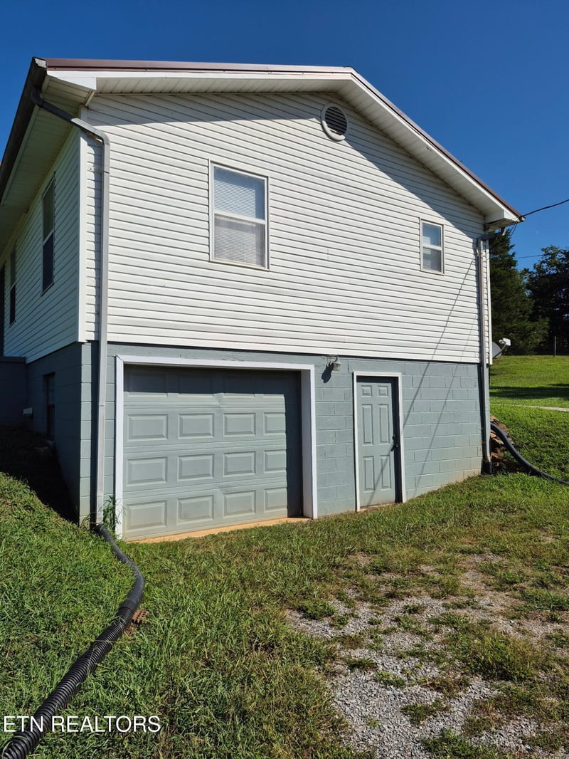 765 Old State Rd, Tellico Plains, TN 37385