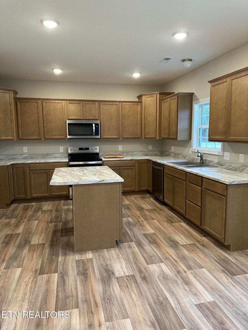 7652 Honey Oaks Rd, Corryton, TN 37721