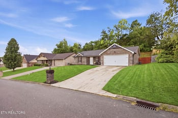 7676 Applecross Rd, Corryton, TN 37721