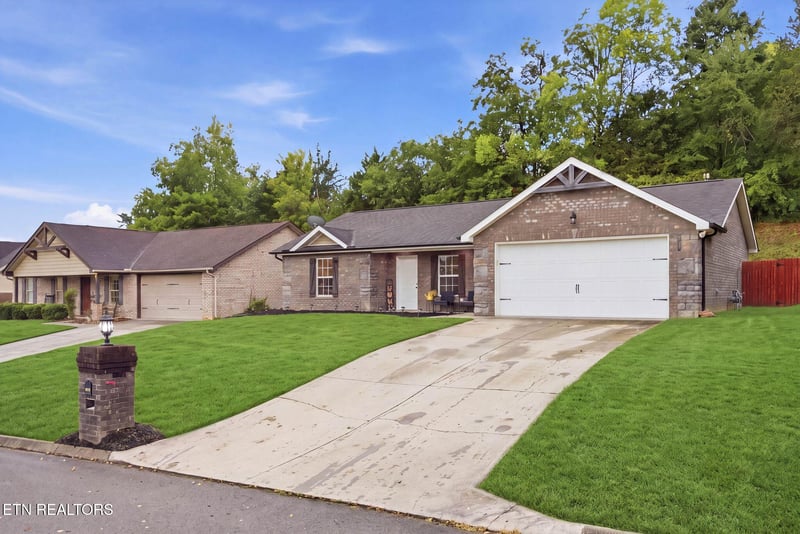 7676 Applecross Rd, Corryton, TN 37721