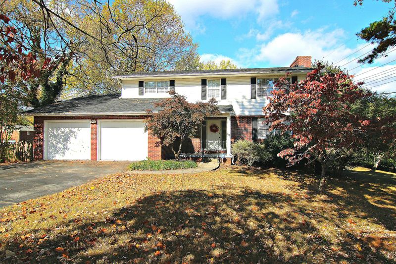 7701 Devonshire Dr, Knoxville, TN 37919