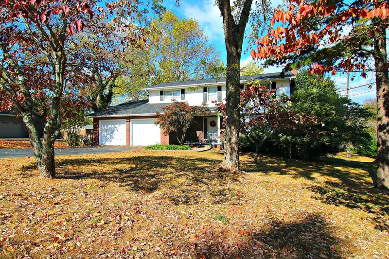 7701 Devonshire Dr, Knoxville, TN 37919
