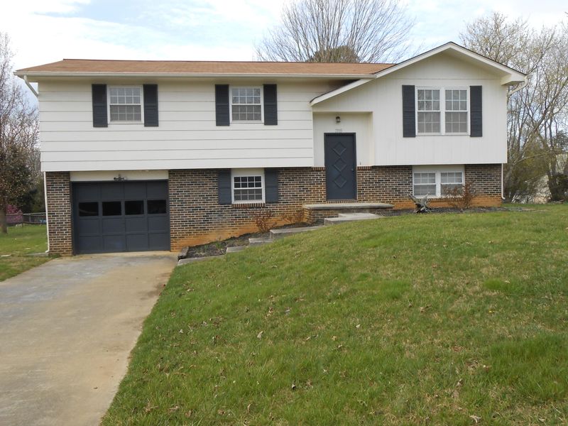 7705 E Emory Rd, Corryton, TN 37721