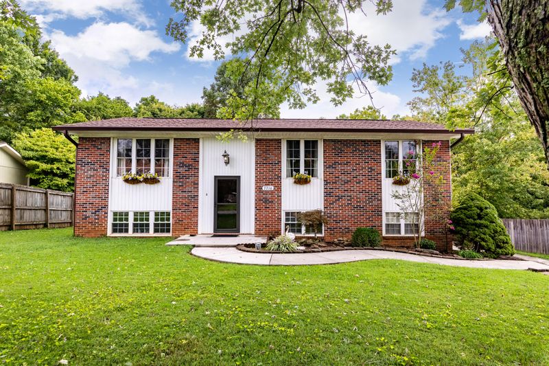 7716 S Whispering Oak Cir, Powell, TN 37849