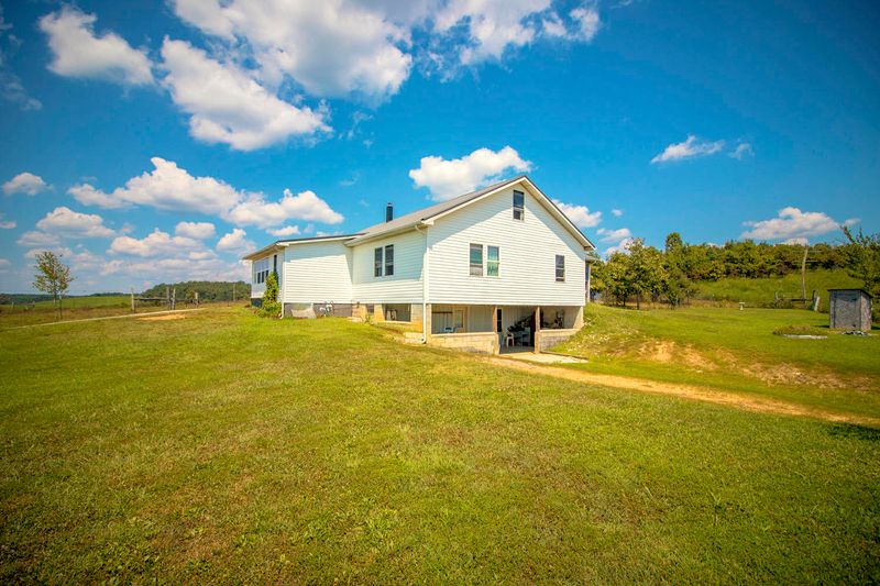 774 Glades Rd, Sunbright, TN 37872