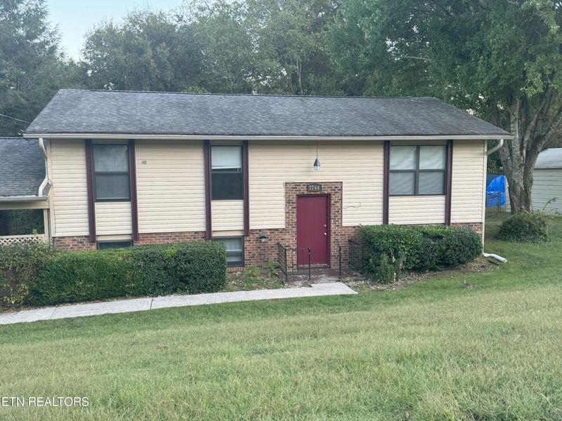 7744 Queensbury Dr, Knoxville, TN 37919