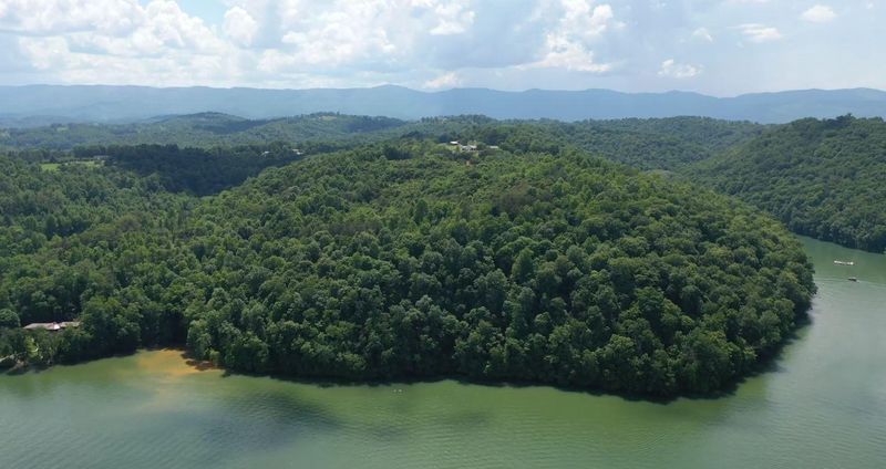 779 Landmark Rd, Jacksboro, TN 37757