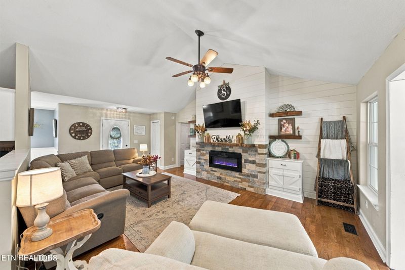 785 Harvest Meadows Dr, Kodak, TN 37764