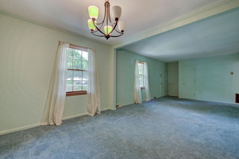 787 W Outer Dr, Oak Ridge, TN 37830