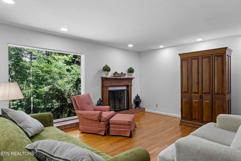 790 W Outer Dr, Oak Ridge, TN 37830