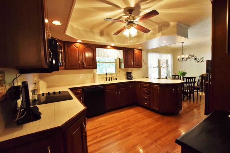 7902 Camberley Dr, Powell, TN 37849