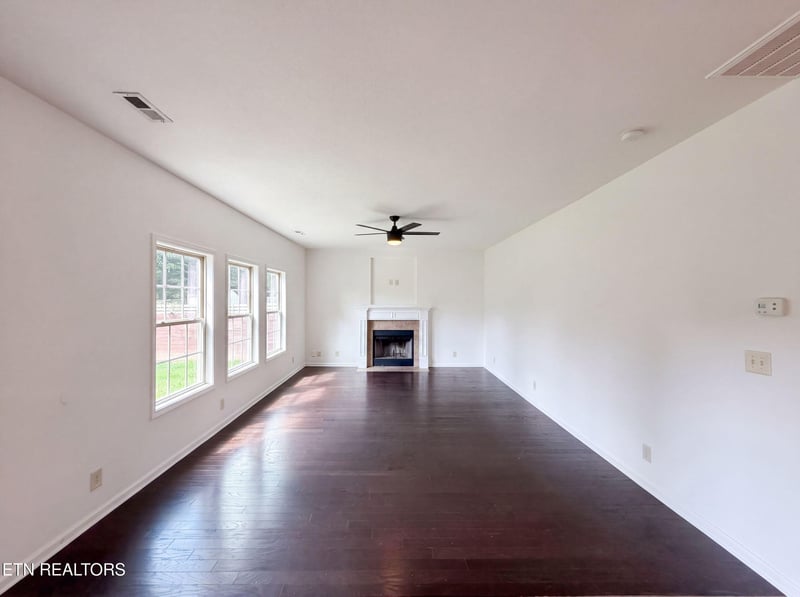 791 W Glenview Dr, Lenoir City, TN 37771
