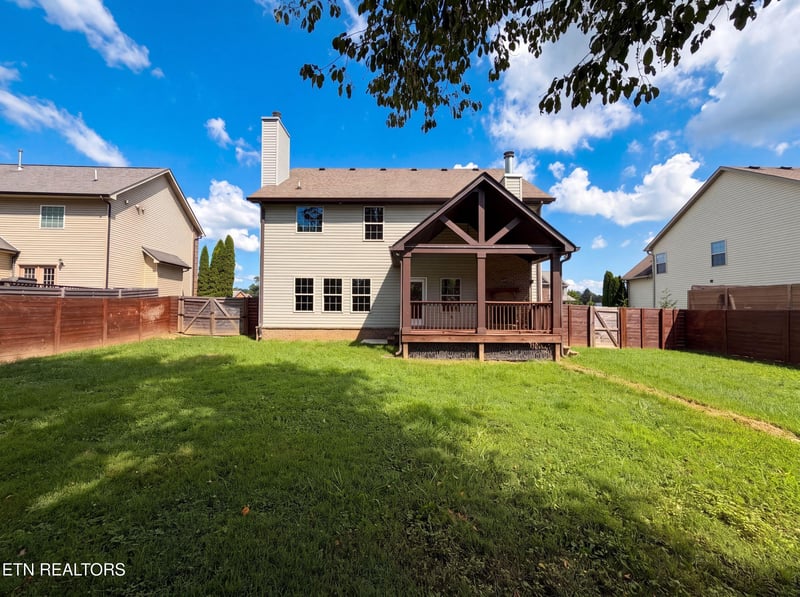 791 W Glenview Dr, Lenoir City, TN 37771