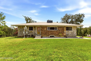 798 Christenson Rd, Deer Lodge, TN 37726
