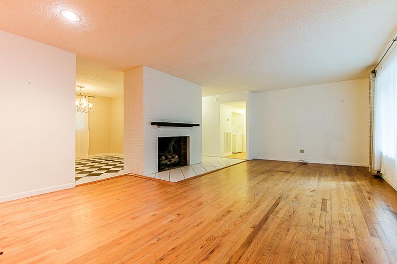80 Outer Dr, Oak Ridge, TN 37830