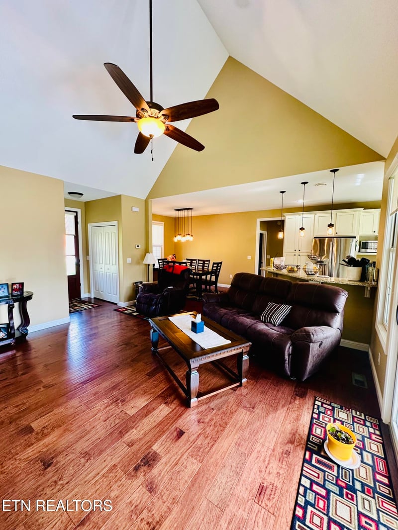 80 Upper Eagles Nest Rd, Crab Orchard, TN 37723