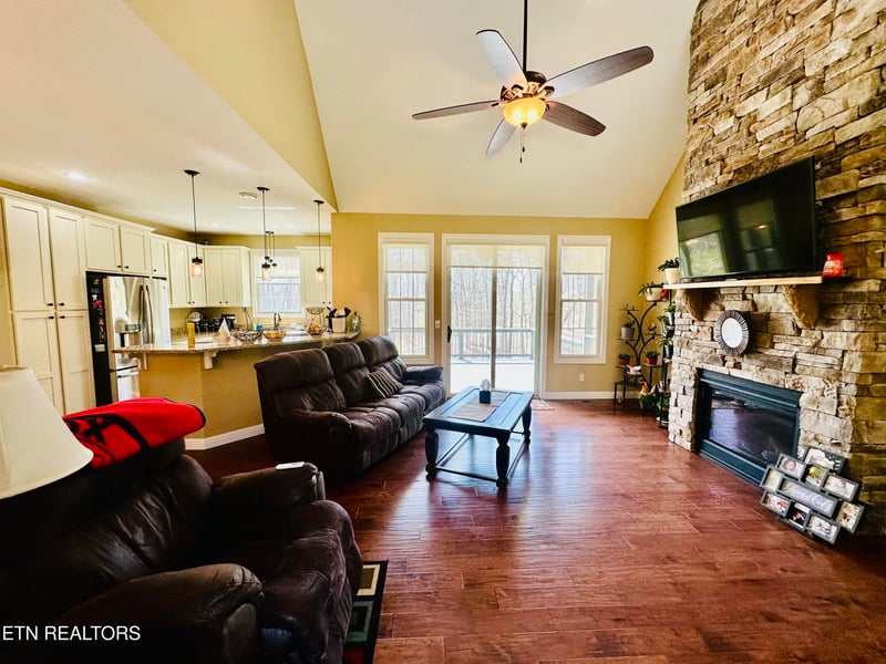 80 Upper Eagles Nest Rd, Crab Orchard, TN 37723
