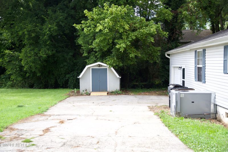 800 E Inskip Dr, Knoxville, TN 37912