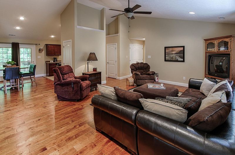 800 Galloping Ln, Powell, TN 37849