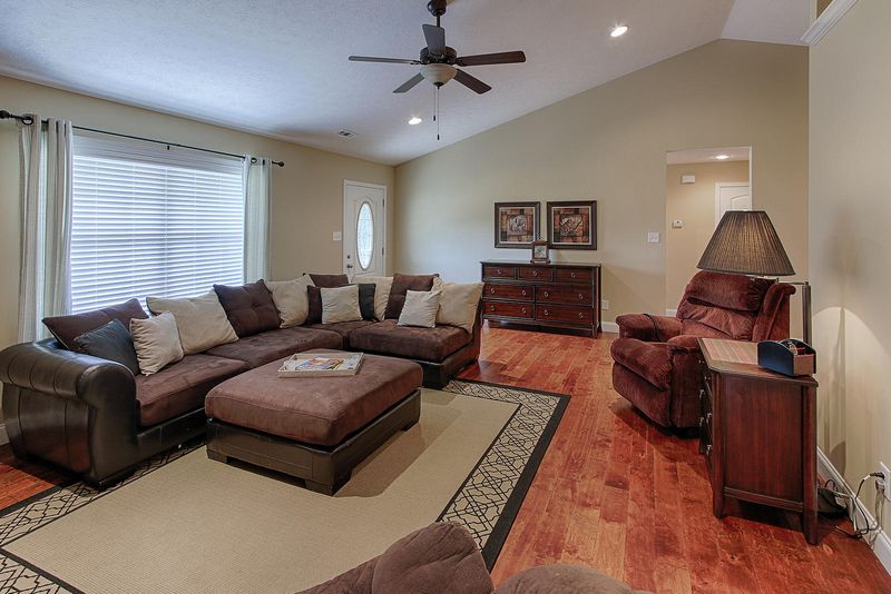800 Galloping Ln, Powell, TN 37849